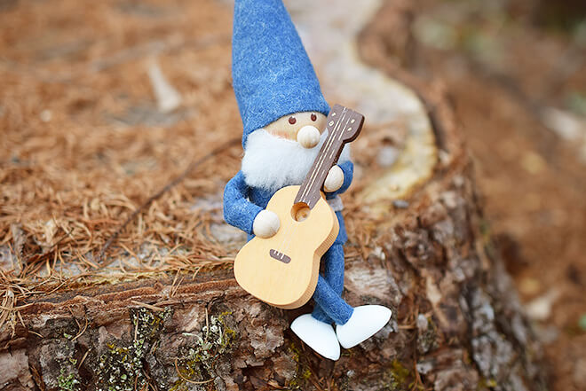 ノルディカニッセ　ギターを持った青い服のサンタ