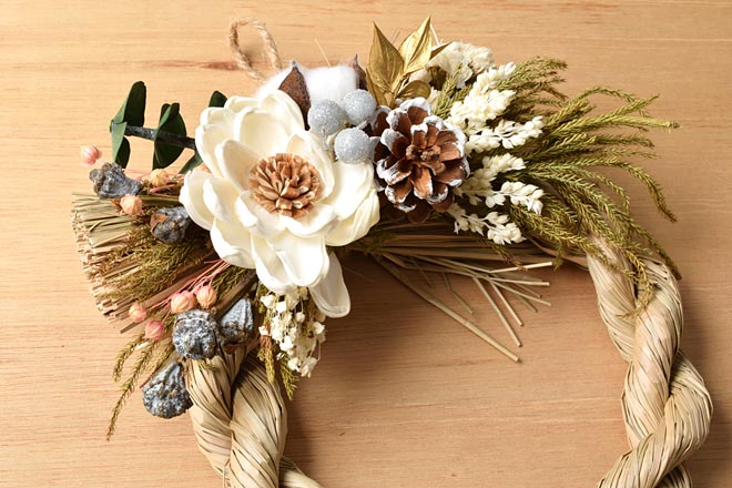 本物のお花をあしらいました。新年を華々しく迎える、しめ縄飾り!