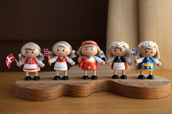 さっと飾るだけで カンタン北欧気分 国旗が可愛いミニマム人形が届きました Te Nori てのり キャラクターこけしとぬくもりの木の人形