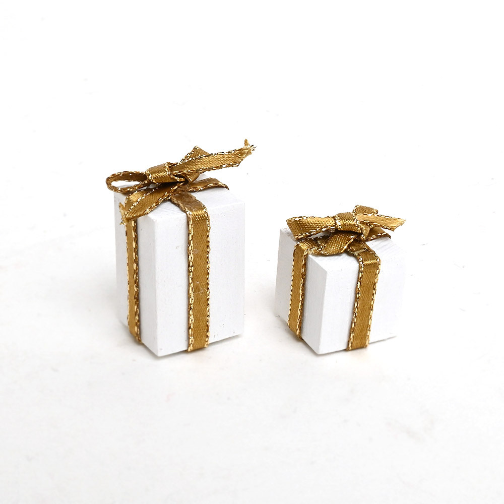 ゴールドリボンの木製ミニチュアプレゼント