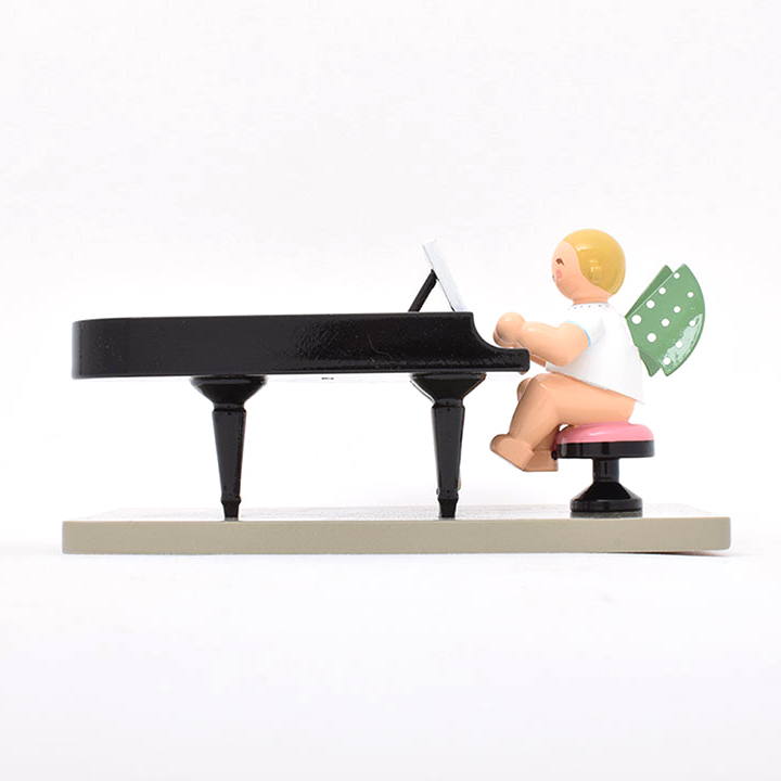 グランドピアノを弾く天使