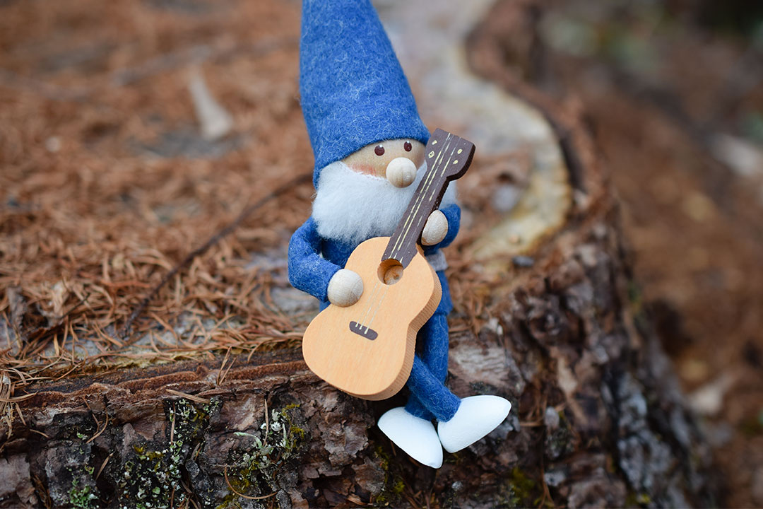 ノルディカニッセ　ギターを持った青い服のサンタ