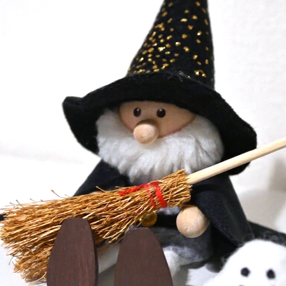 ハロウィン　おばけを抱えたキラキラ帽子の魔法使いサンタ ＆ ほうきセット　te-nori限定　ノルディカニッセ【10月上旬～中旬発送予定】
