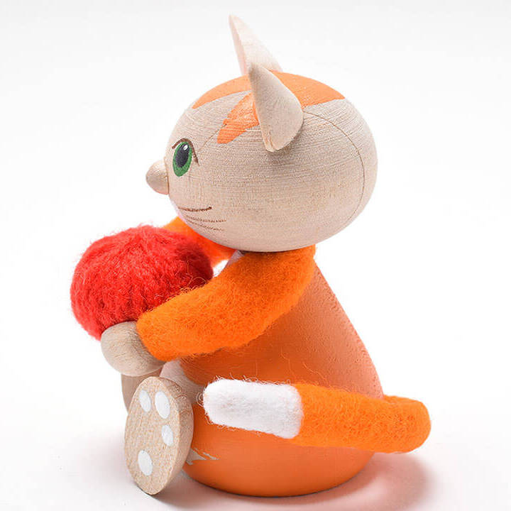 赤い毛糸玉を抱えたお座りネコ(オレンジ)