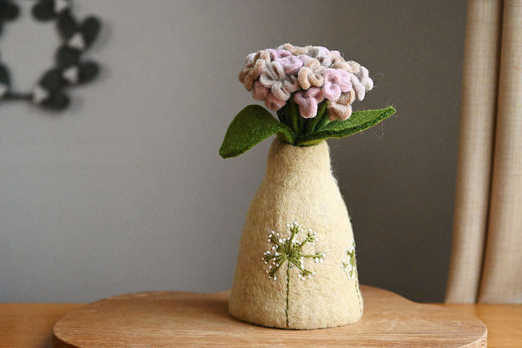 花瓶　刺繍　ライトブラウン