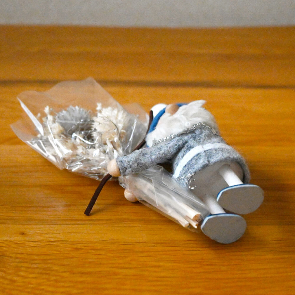 花束を届けるハグサンタ　ブルーブーケセット