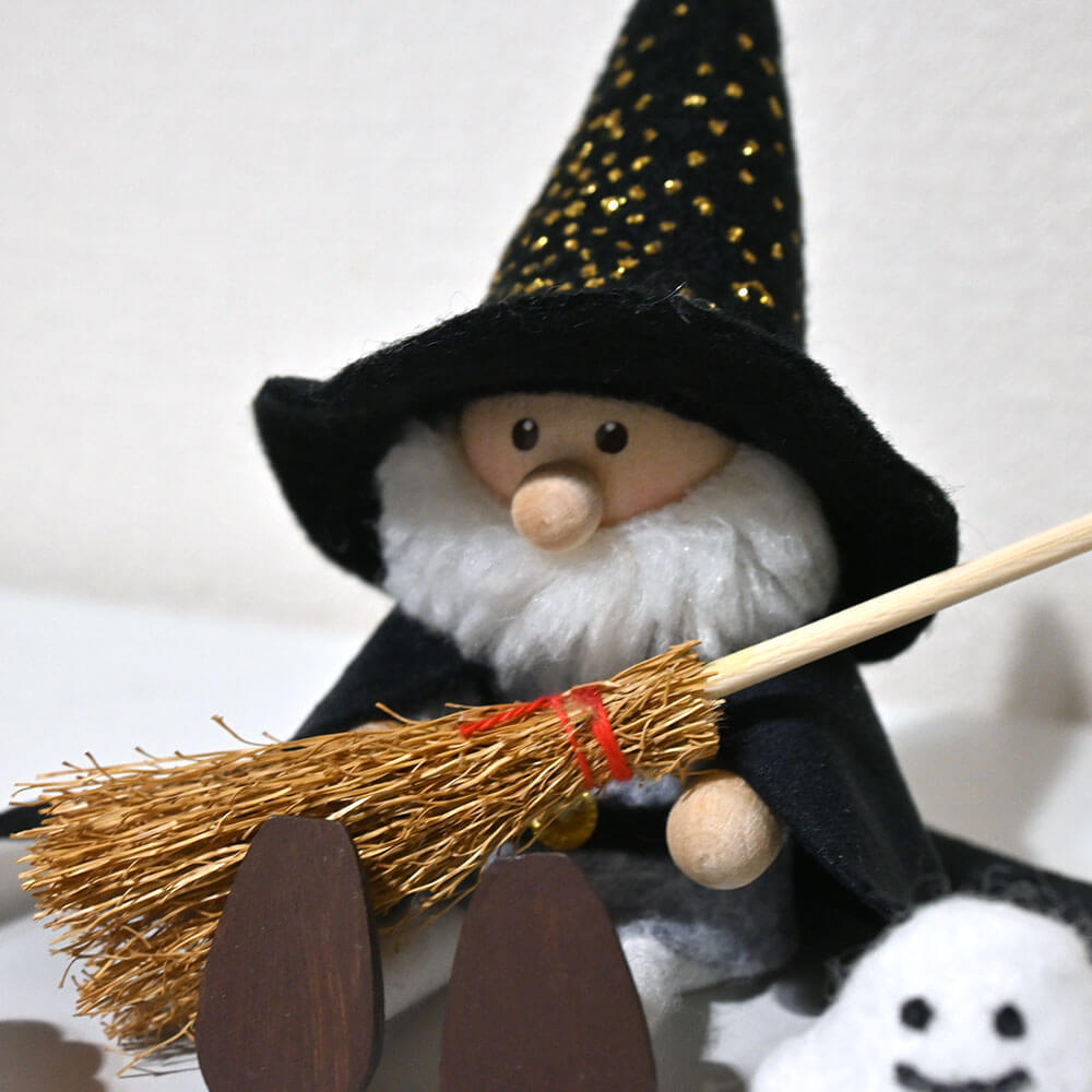 ハロウィン　おばけを抱えたキラキラ帽子の魔法使いサンタ ＆ ほうき ＆ 木のかぼちゃセット　te-nori限定　ノルディカニッセ【10月上旬～中旬発送予定】