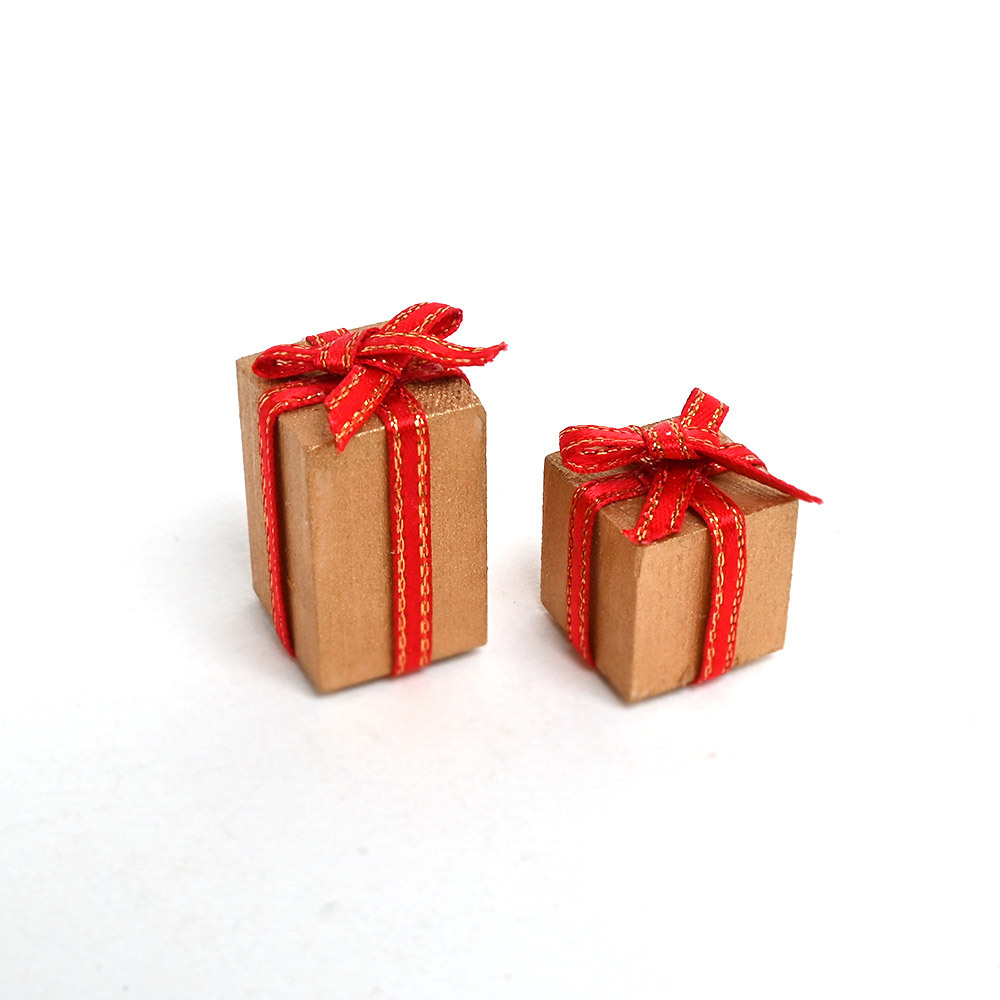 赤リボンの木製ミニチュアプレゼント