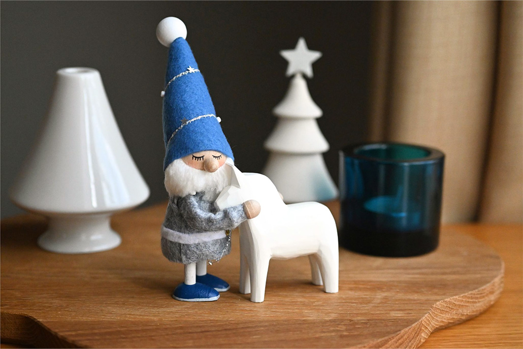 ダーラナホースを抱えるハグサンタ（目とじ）