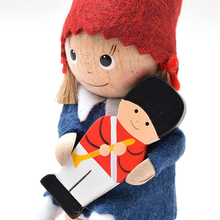 ノルディカニッセ　楽器隊人形を抱える女の子
