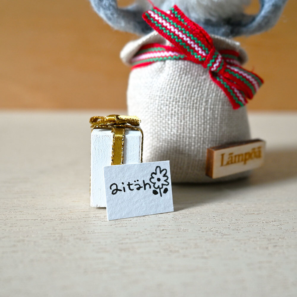 ＜★te-nori限定＞ ノルディカニッセ　おっちょこちょいサンタのクリスマスの準備セット（ゴールドリボンのプレゼント）